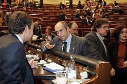 El jefe del Ejecutivo, José Luis Rodríguez Zapatero, a la izquierda, conversa con el portavoz del PNV, Josu Erkoreka, al final del debate en el Congreso.