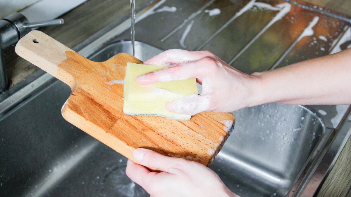 El producto estrella para desinfectar las tablas de cortar de tu cocina (sirve para madera y plástico)
