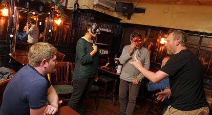 En el James Joyce Bar utilizan el teatro para practicar inglés.