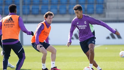 Álvaro Rodríguez, este lunes en el entrenamiento en Valdebebas junto a Odriozola y Vinicius.