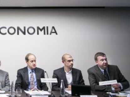 Mesa de ponentes del Col.lectiu Wilson, ayer en el Cercle de Economía, con su presidente Josep Piqué en el centro.