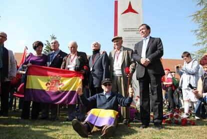 Los cuatro brigadistas, de pie, en la inauguración del monumento en su honor en Madrid.