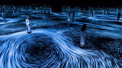 'Un gran océano de pisadas', una de las obras del museo japonés teamLab.