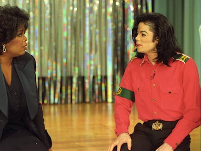 Michael Jackson y Oprah Winfrey durante la sonada entrevista que tuvo lugar en el rancho Neverland el 10 de febrero de 1993 y atrajo a casi 100 millones de espectadores en todo el mundo, según algunas estimaciones.