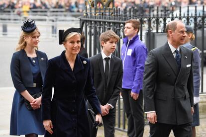 El príncipe Eduardo, hijo menor de Isabel II, con su esposa, Sofía de Wessex, llega a la abadía junto con sus hijos lady Louise Mountbatten-Windsor, y James, Vizconde Severn.