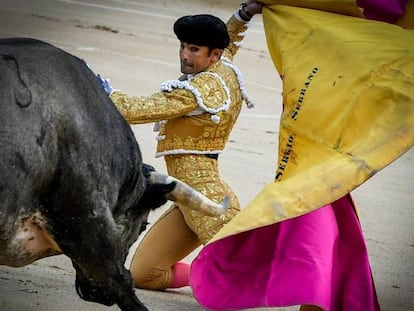 Sergio Serrano recibió de rodillas a su primer toro, en la puerta de chiqueros.