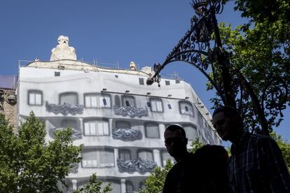 Una lona mimética oculta la fachada de La Pedrera de Gaudí, mientras duran los trabajos de restauración.