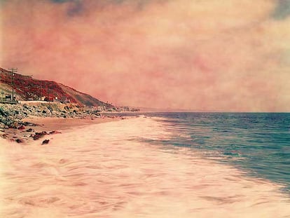 Imagen de<i> Malibu south</i> (2004), de Florian Maier-Aichen.