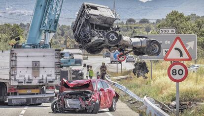 Una gr&uacute;a levanta el cami&oacute;n siniestrado ayer en L&rsquo;Espluga de Francol&iacute;.