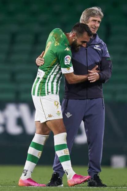 El técnico del Real Betis, Manuel Pellegrini, junto al delantero Borja Iglesias.