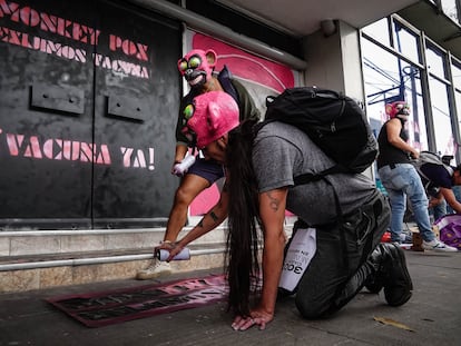 Personas protestan frente al Centro Nacional de Programas Preventivos y Control de Enfermedades (CENAPRECE) para exigir a las autoridades de vacunas contra la Viruela del Mono, el 21 de octubre.