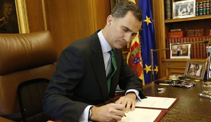 King Felipe VI signing the decree on Tuesday.