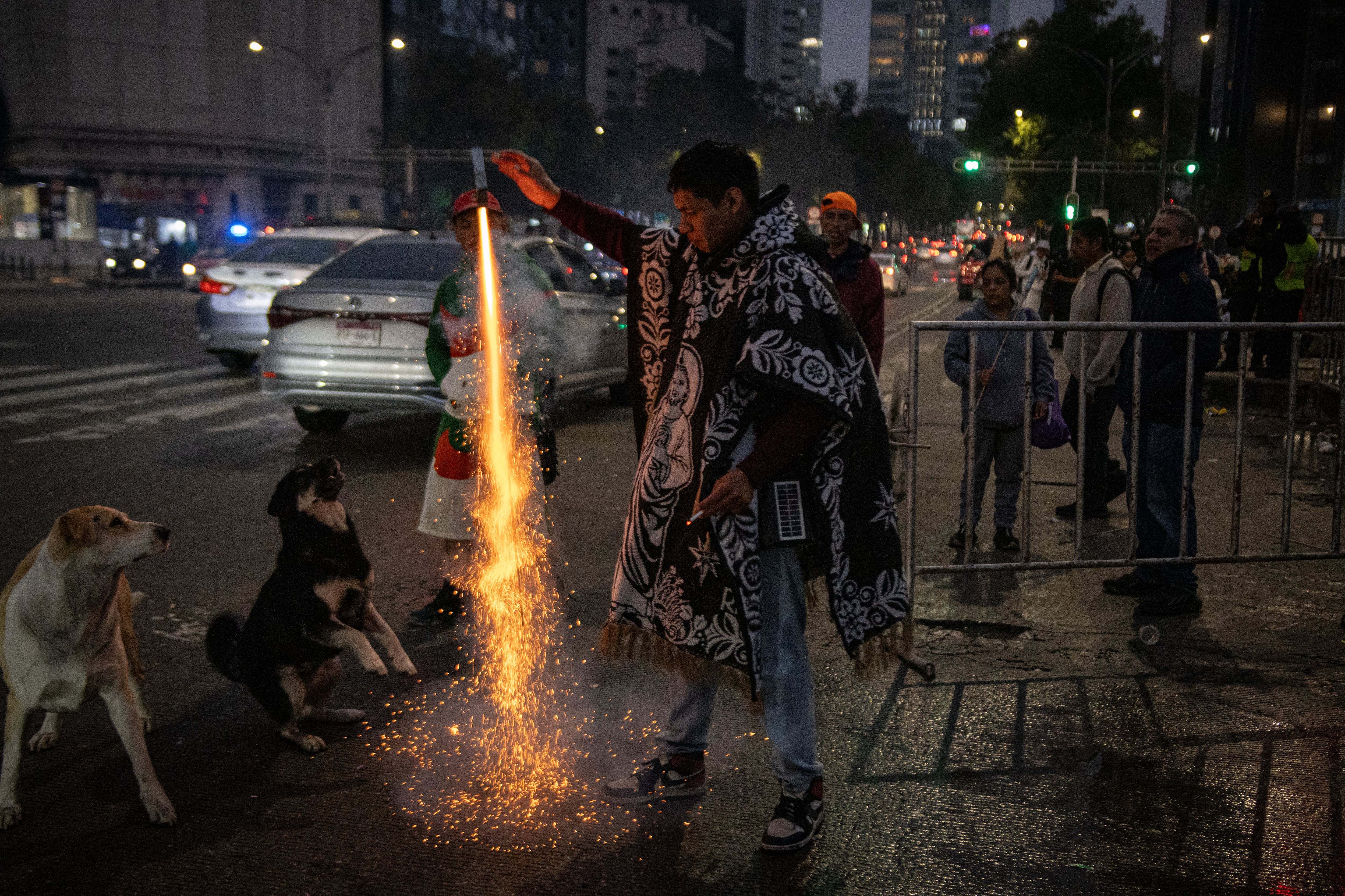 Devotos festejan a San Judas Tadeo en Ciudad de México.