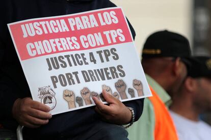 Un hombre protesta contra el fin del TPS en Los Ángeles.