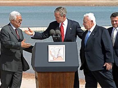 De izquierda a derecha, Abu Mazen, George Bush, Ariel Sharon y el rey Abdalá de Jordania, tras la cumbre mantenida, ayer, en el puerto de Áqaba.