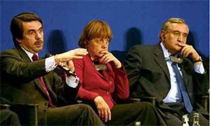 José María Aznar, junto a Angela Merkel y Jean-Pierre Raffarin, ayer en París.