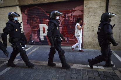 Agentes de la Policía Nacional controlan la seguridad el pasado 6 de julio en Pamplona.