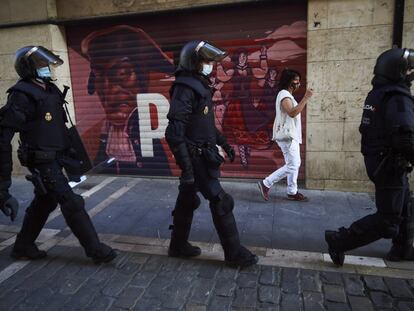 Agentes de la Policía Nacional controlan la seguridad el pasado 6 de julio en Pamplona.