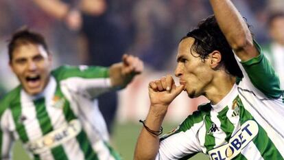 Capi celebra un gol de Betis junto a Joaquín en 2006.