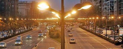 Farolas en la avenida del Cid en Valencia, ejemplo de contaminación lumínica.