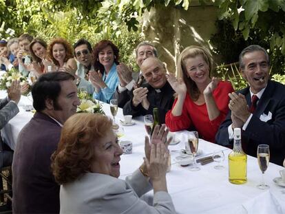 Un grupo de invitados, con el matrimonio Alcántara a la cabeza, en la boda de Miguel y Paquita.