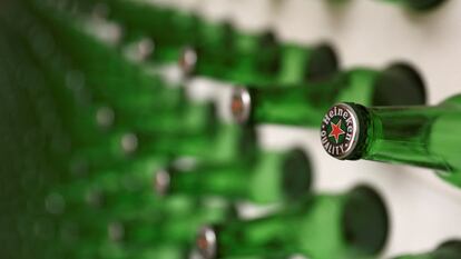 Botellas de cerveza Heineken.