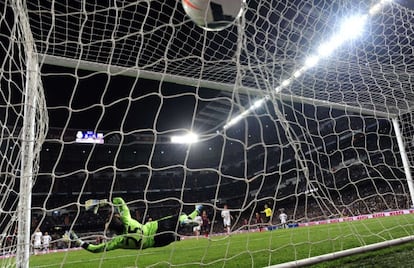 Messi bate a Diego López desde el punto de penali.