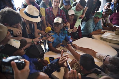 Joaquín Gómez, miembro del Secretariado, atiende a los medios. 