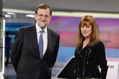 Gloria Lomana momentos antes de entrevistar a Mariano Rajoy, en 2014. 
