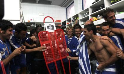 Los jugadores del Alcoyano celebran, ayer, el sorteo de Copa del Rey.