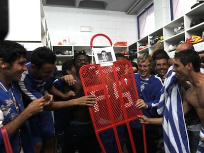 Los jugadores del Alcoyano celebran, ayer, el sorteo de Copa del Rey.