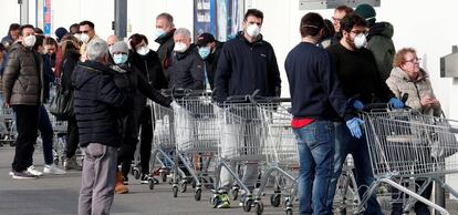 Fila para entrar en un supermercado de la localidad italiana de Casalpusterlengo