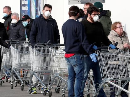 Fila para entrar en un supermercado de la localidad italiana de Casalpusterlengo