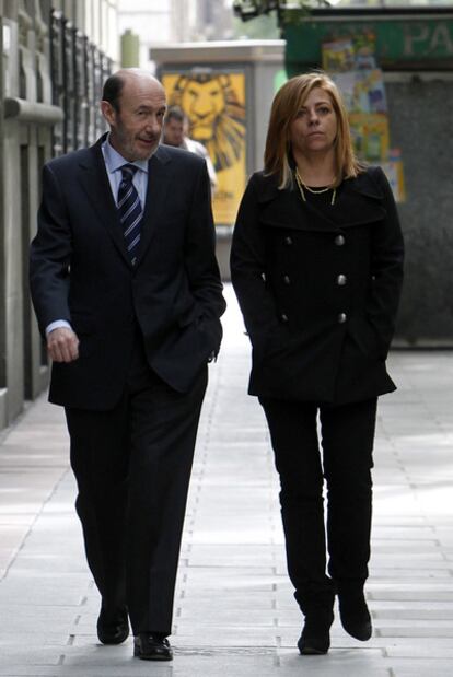 Rubalcaba y Elena Valenciano, ayer en la calle de Ferraz de Madrid.