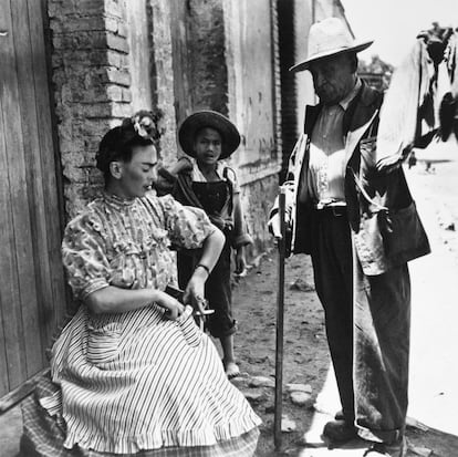 Frida y el vendedor de telas, Coyoacan, México (1943).