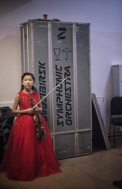 La violinista de 11 años Leia Zhu espera para salir a escena.
