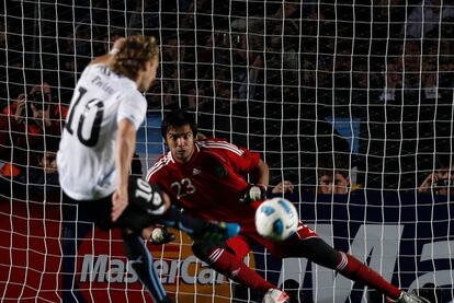 El jugador Diego Forlán en la ronda de penaltis que la daría la vistoria frente a Argentina