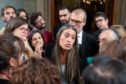 La diputada de Junts Mriam Nogueras conversa con periodistas a las puertas del Congreso, el jueves.