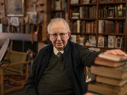 El historiador inglés Malcolm Deas en su casa, en Bogotá, el 1 de junio de 2022.