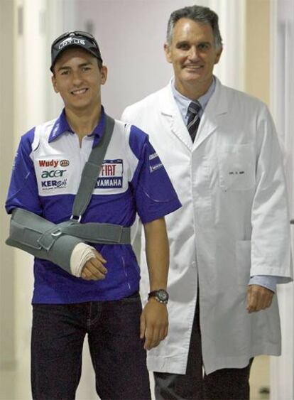 Jorge Lorenzo junto al doctor Xavier Mir tras la operación