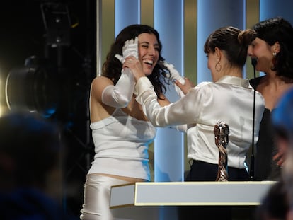 La directora de 'Creatura', Elena Martín Gimeno, celebra junto a su equipo el premio a la mejor película durante la gala de los Premios Gaudí, el domingo en Barcelona.