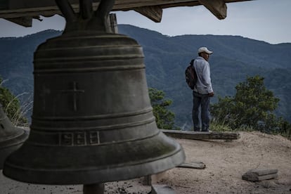 El comisario Francisco Victoriano González vigila en la comunidad La Cortina, ubicada en el municipio Ayutla de los Libres.