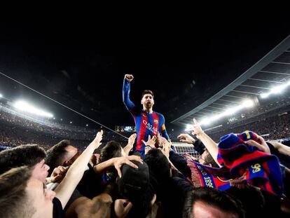 Messi celebra en un fondo del Camp Nou el triunfo europeo contra el PSG el 8 de marzo de 2017.