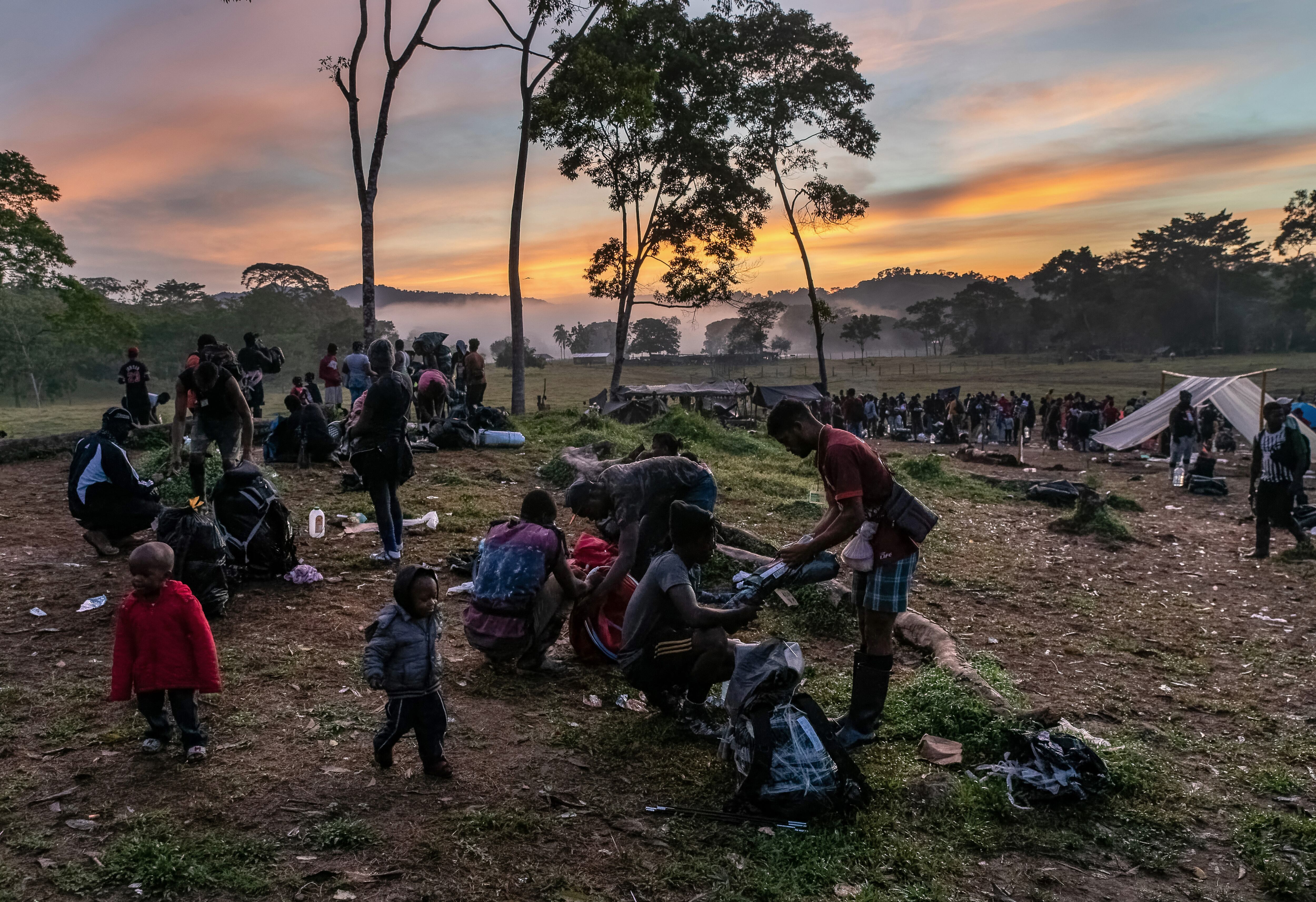 Migrantes, la mayoría de Haití, levantan el campamento al amanecer antes de atravesar el infame Tapón del Darién en su viaje hacia los Estados Unidos, en octubre de 2021 en Las Tekas (Colombia).