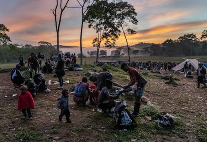 Migrantes, la mayoría de Haití, levantan el campamento al amanecer antes de atravesar el infame Tapón del Darién en su viaje hacia los Estados Unidos, en octubre de 2021 en Las Tekas (Colombia).