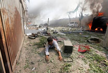Un hombre herido en el suelo tras una explosión en Kabul (Afganistán), el 31 de mayo de 2017.