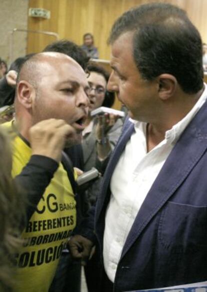 Un afectado se encara con Guerra en el Parlamento en abril.