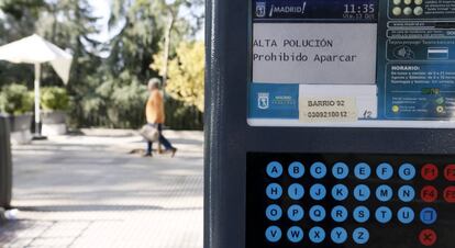 Prohibición de aparcamiento en la almendra central al aplicarse el nivel 2 por alta contaminación.