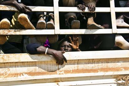 Un joven refugiado sudanés espera junto a otros refugiados ser llevado a un campamento en Kampala (Uganda).