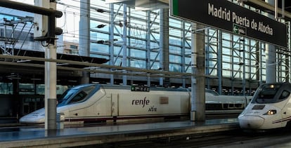 Trenes de AVE en la estación de Puerta de Atocha.
